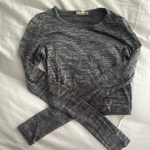 Aritzia grey long sleeve crop top stretchy material
